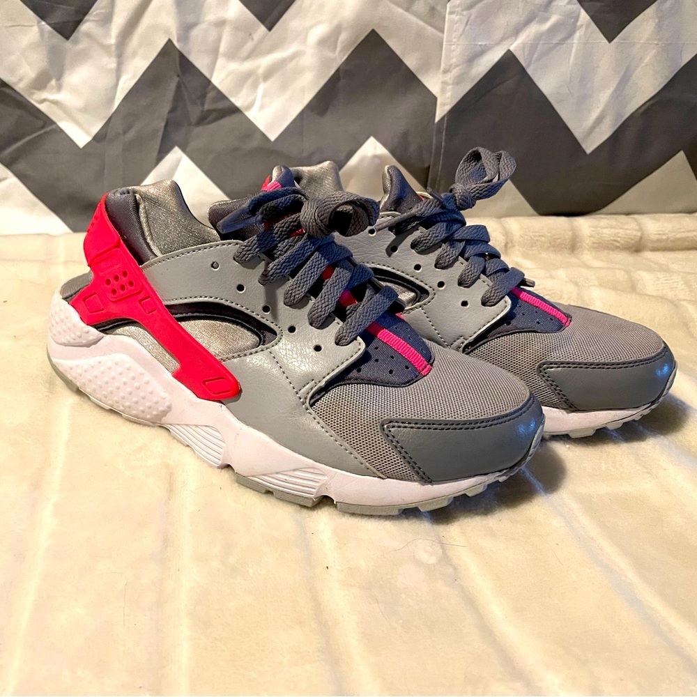 Nike Huaraches!! Size 5.5y OBO!!